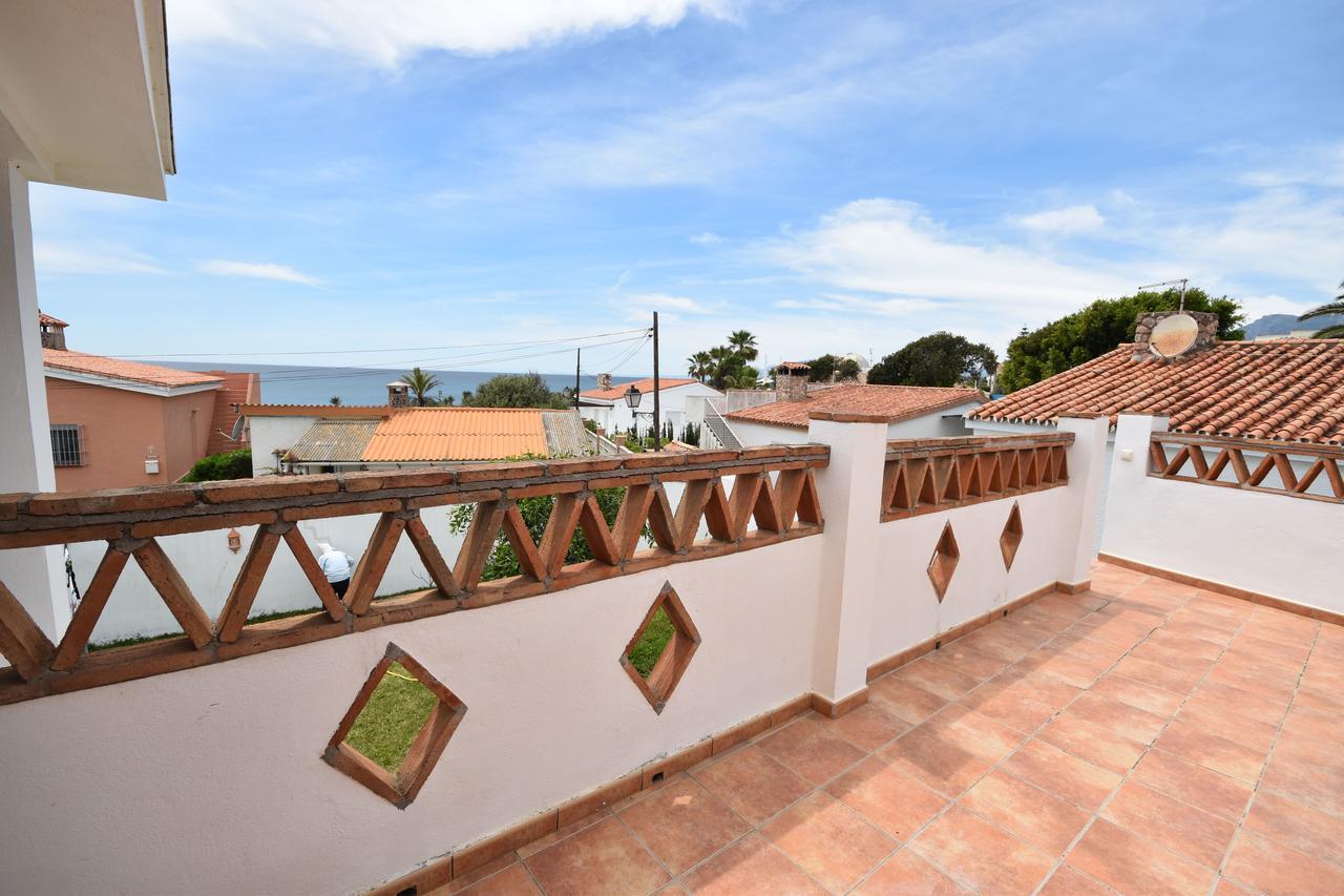 In The Second Line, Modern Beachfront Holiday Home In Costabella, מארבלה מראה חיצוני תמונה