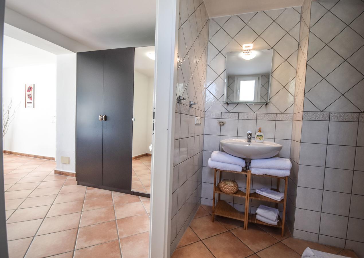 In The Second Line, Modern Beachfront Holiday Home In Costabella, מארבלה מראה חיצוני תמונה