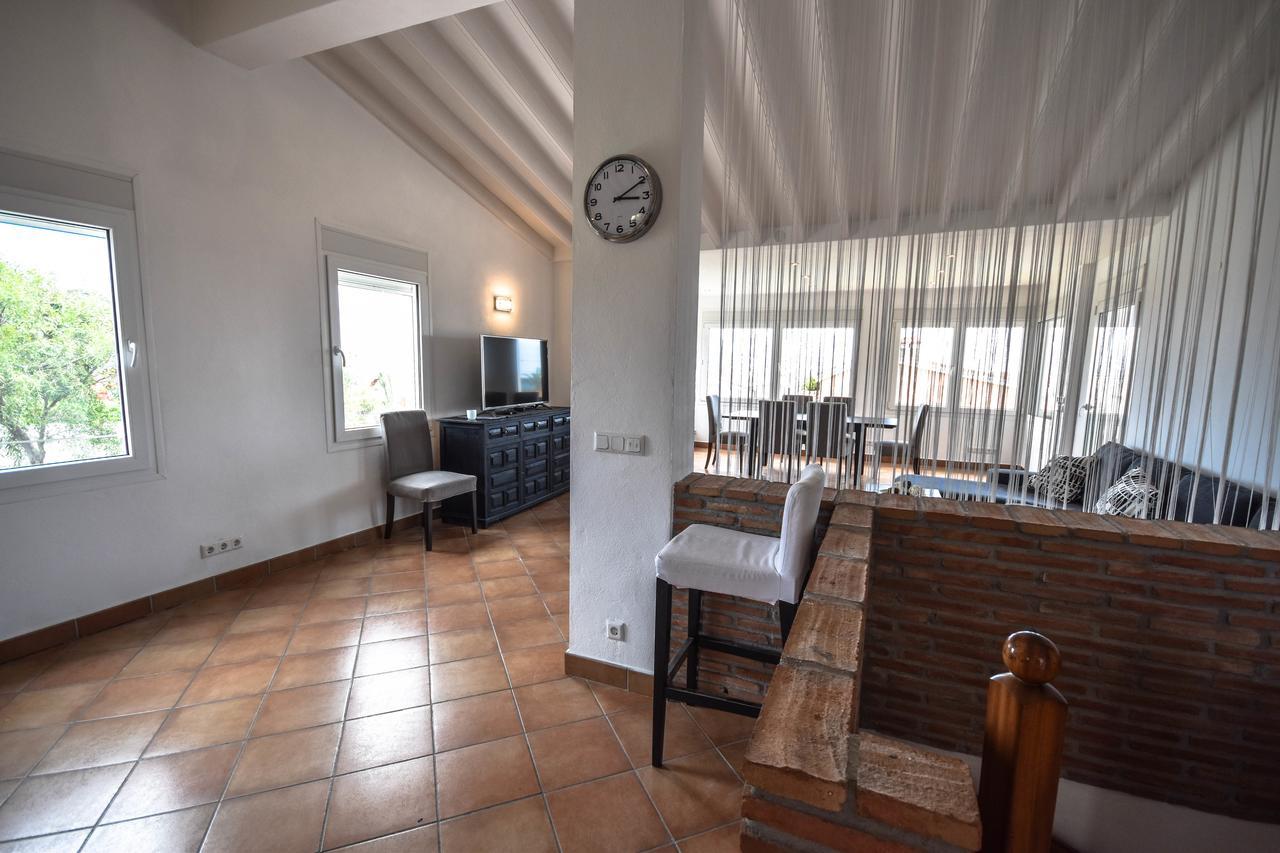 In The Second Line, Modern Beachfront Holiday Home In Costabella, מארבלה מראה חיצוני תמונה