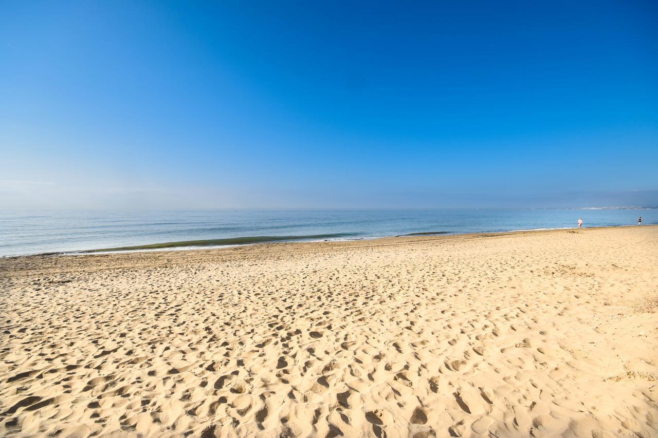 In The Second Line, Modern Beachfront Holiday Home In Costabella, מארבלה מראה חיצוני תמונה