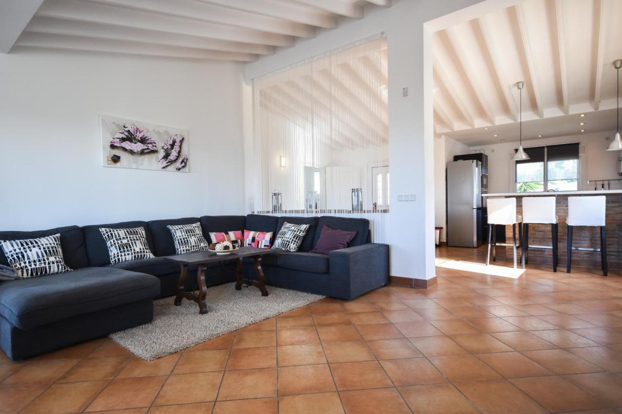 In The Second Line, Modern Beachfront Holiday Home In Costabella, מארבלה מראה חיצוני תמונה
