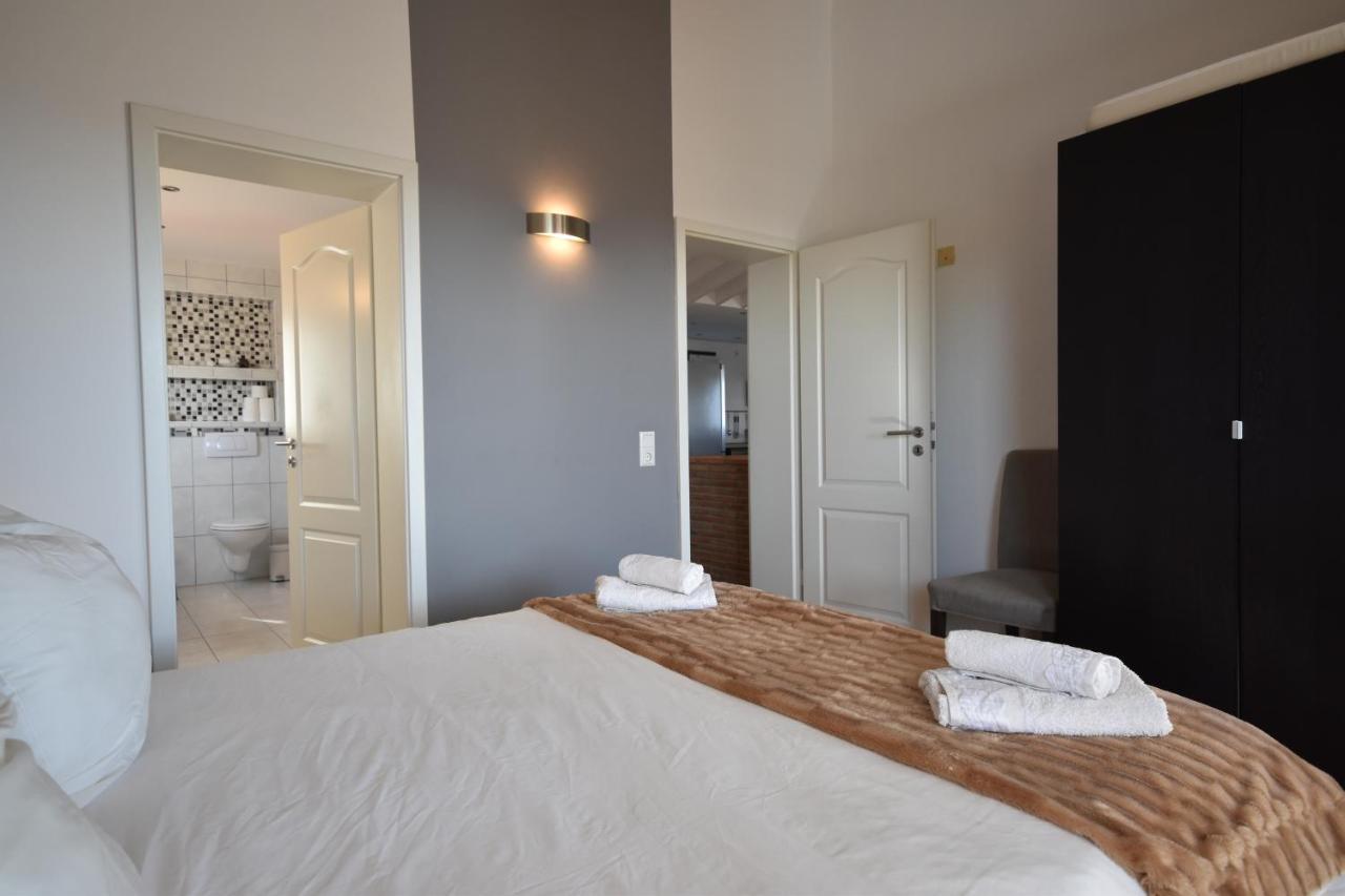 In The Second Line, Modern Beachfront Holiday Home In Costabella, מארבלה מראה חיצוני תמונה