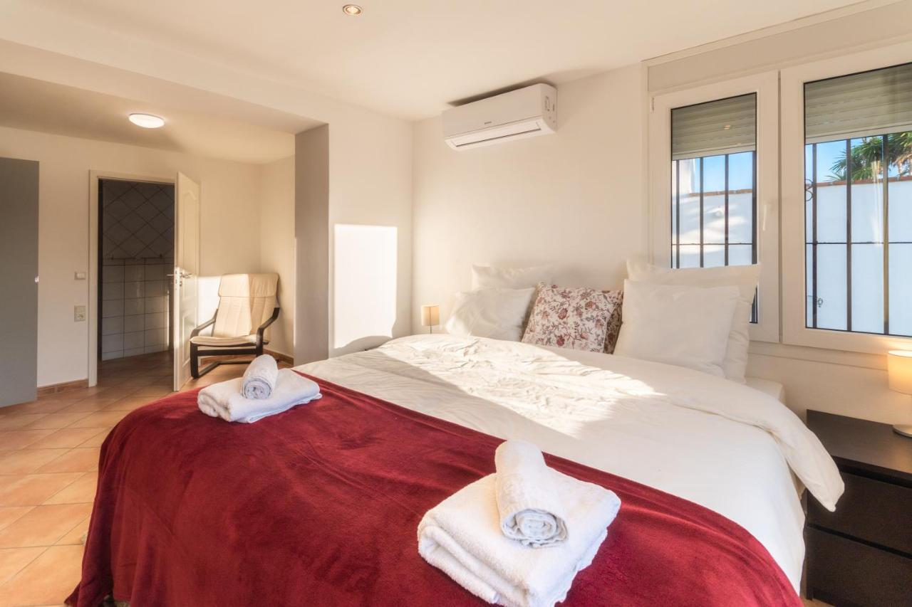 In The Second Line, Modern Beachfront Holiday Home In Costabella, מארבלה מראה חיצוני תמונה