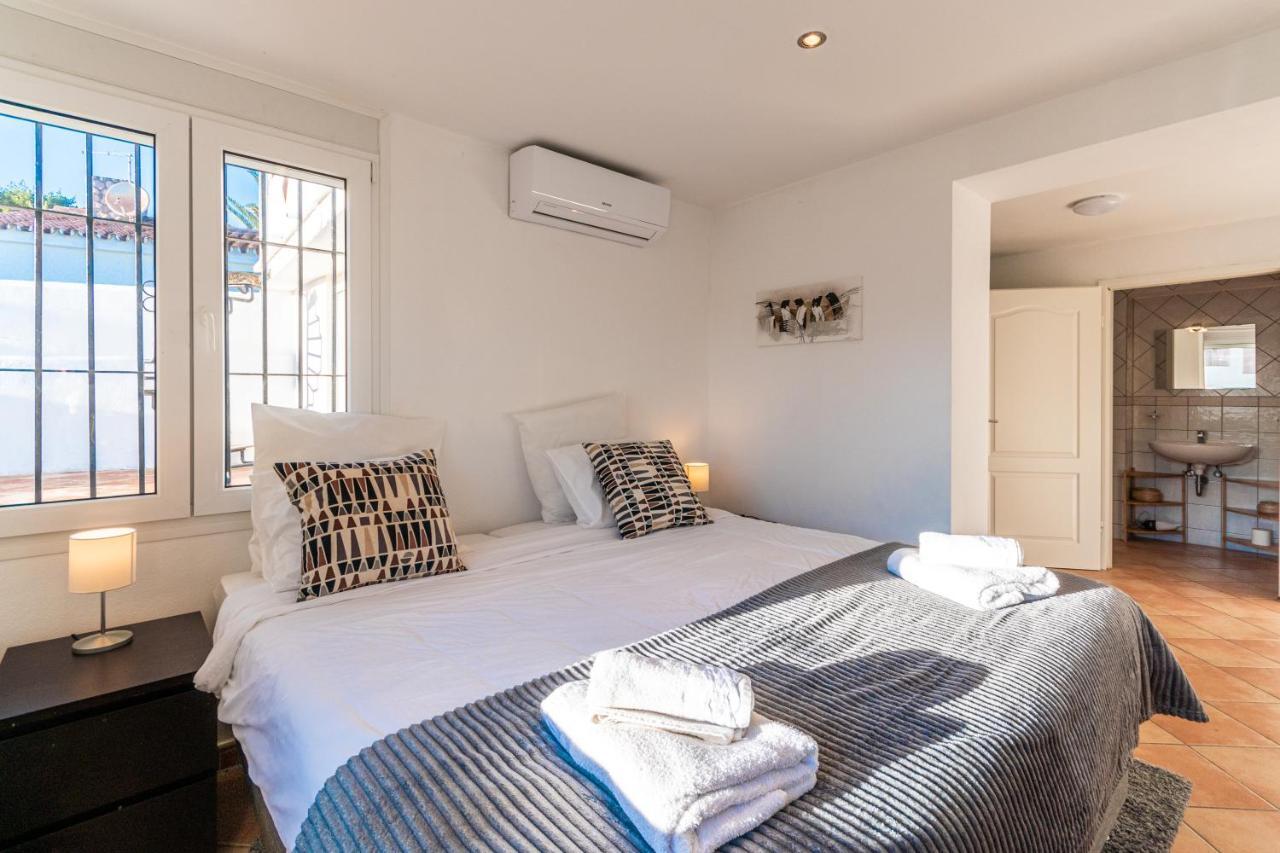 In The Second Line, Modern Beachfront Holiday Home In Costabella, מארבלה מראה חיצוני תמונה