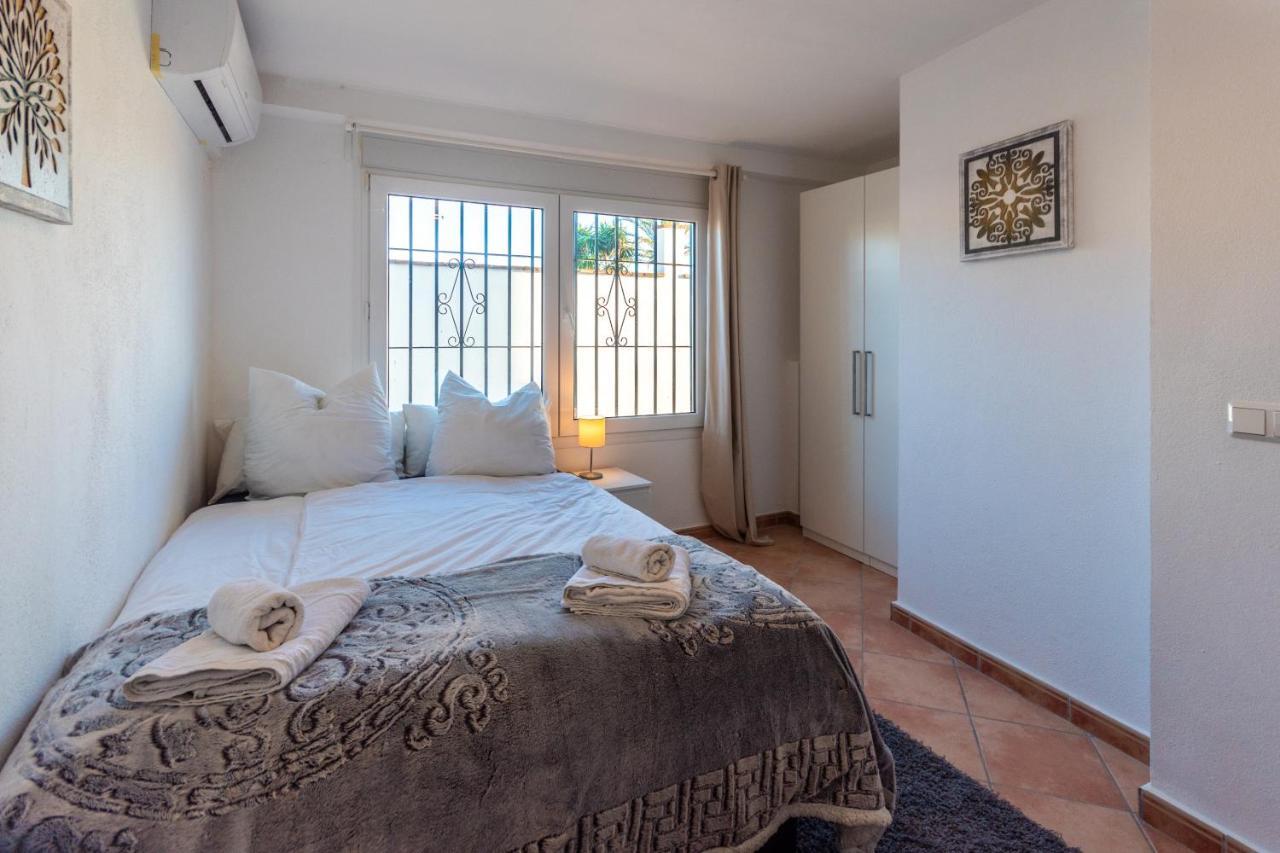 In The Second Line, Modern Beachfront Holiday Home In Costabella, מארבלה מראה חיצוני תמונה