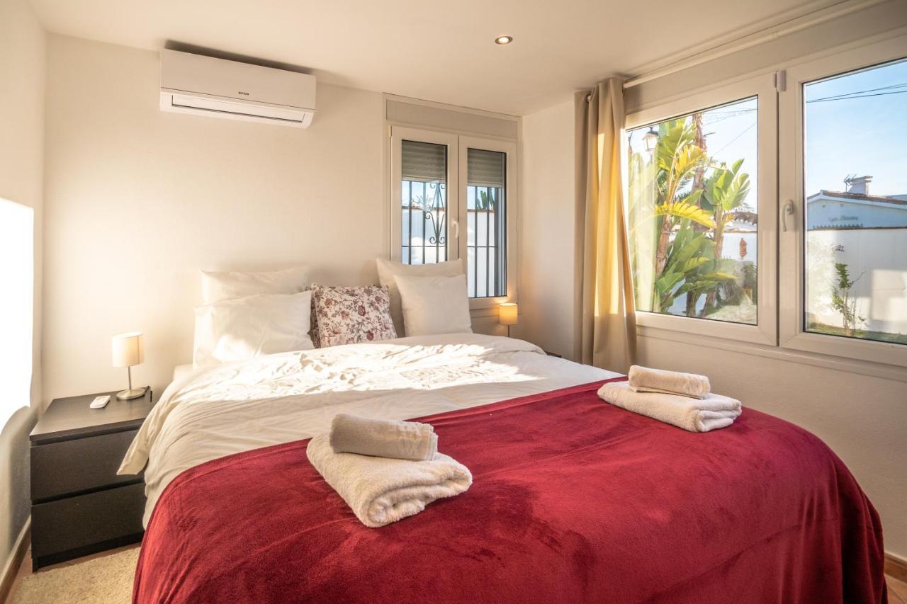In The Second Line, Modern Beachfront Holiday Home In Costabella, מארבלה מראה חיצוני תמונה