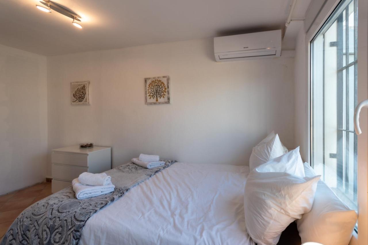 In The Second Line, Modern Beachfront Holiday Home In Costabella, מארבלה מראה חיצוני תמונה